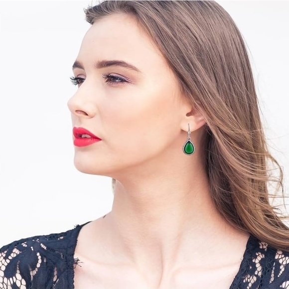 Jewelry - Elegant Green Teardrop Earrings